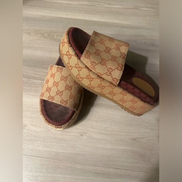 Women’s Gucci Platform Slides - Picture 1 of 3
